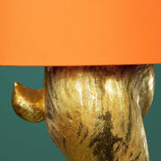 Aranyszínű nyuszi farka.