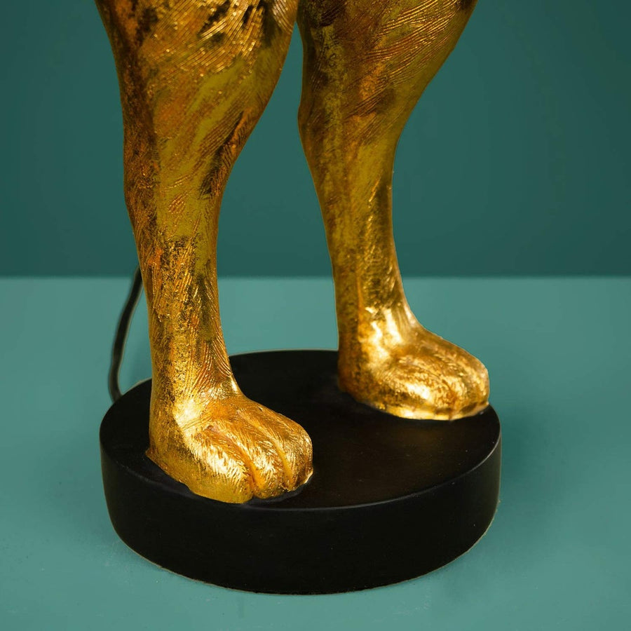 Aranyszínű nyuszi lába fekete talapzaton.