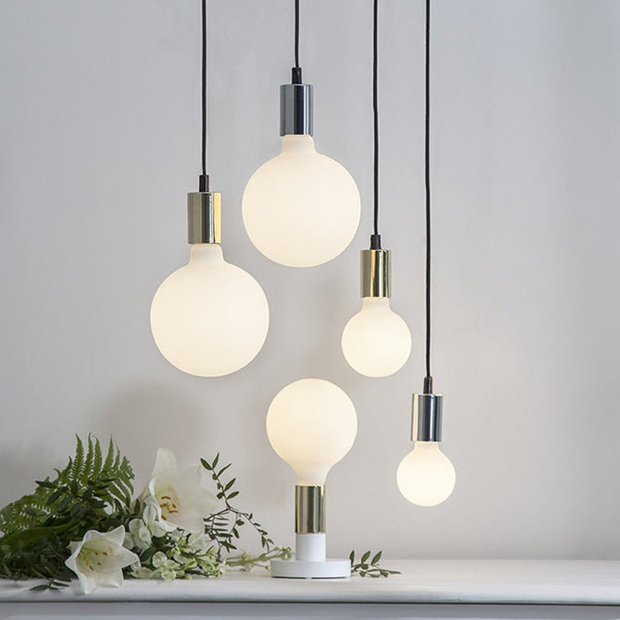 Matt felületű opál LED izzók fehér konzol asztallal.