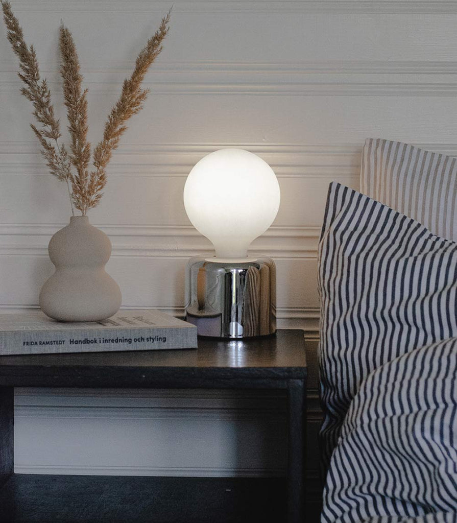 Ezüst színű, modern asztali lámpa, matt felületű, opál LED izzóval éjjeliszekrényen. 