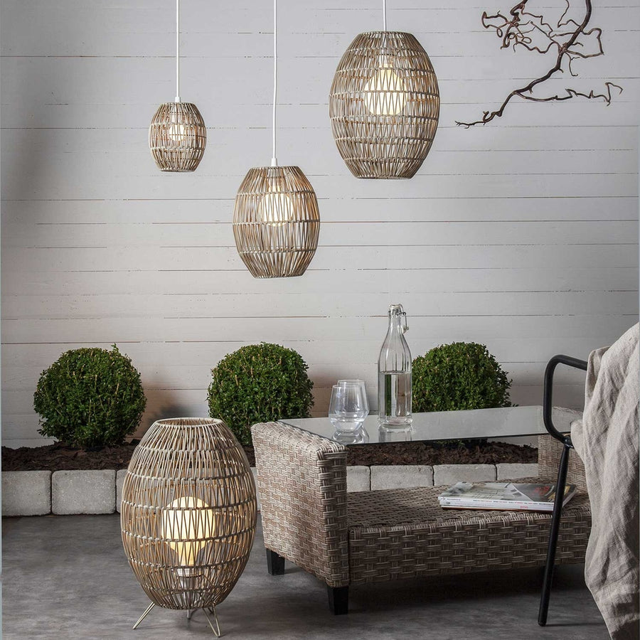 Kültéri bambusz lámpák, matt felületű opál LED izzókkal.