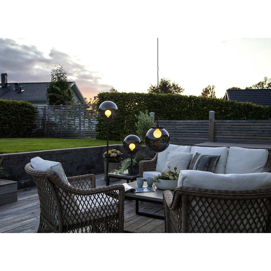 Kerti terasz rattan bútorokkal, modern, füstös üvegű lámpákkal.