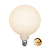 Matt felületű opál LED izzó, dimmer funkciót jelölő jelzéssel..