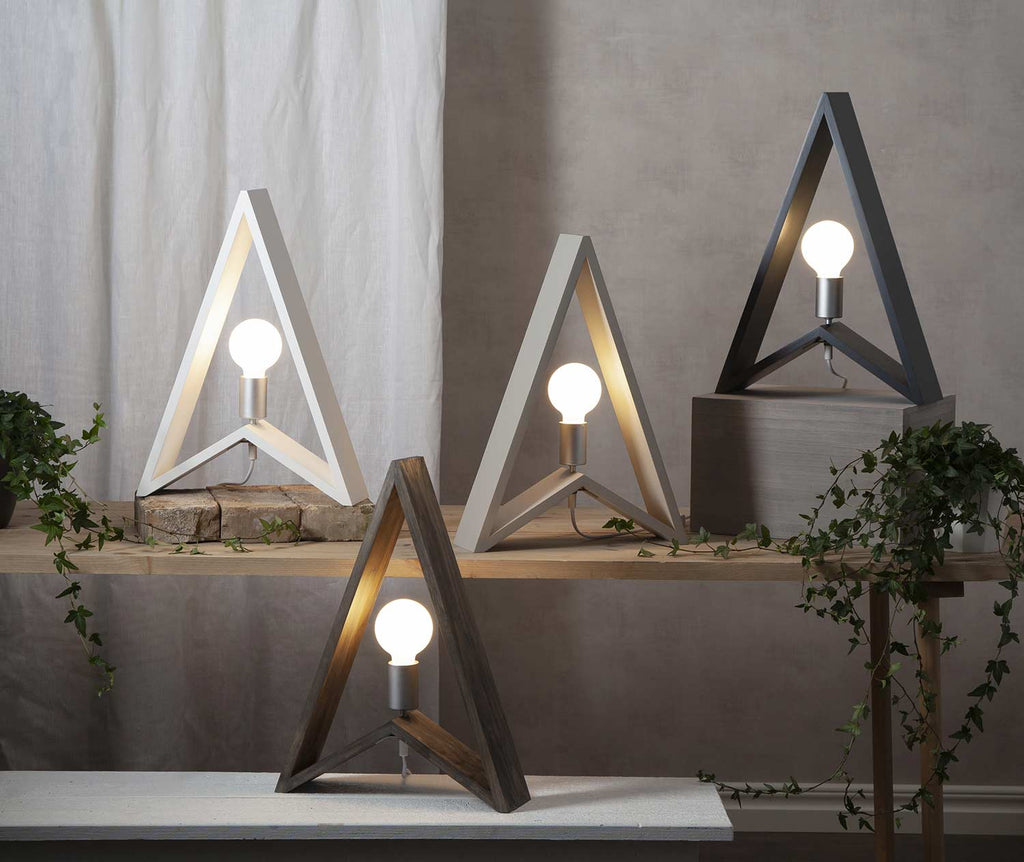 Matt felületű opál LED izzók háromszög alakú, fa asztalilámpákban.