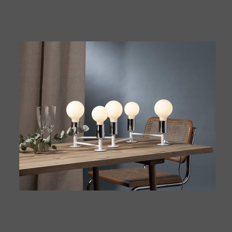 Matt felületű opál LED izzók modern asztali lámpában, fa asztalon.