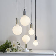 Matt felületű opál LED izzók fehér konzol asztallal.