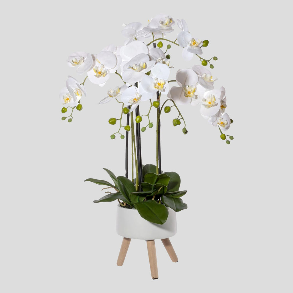 Fehér színű mű orchidea, 3 lábú kerámia kaspóban.