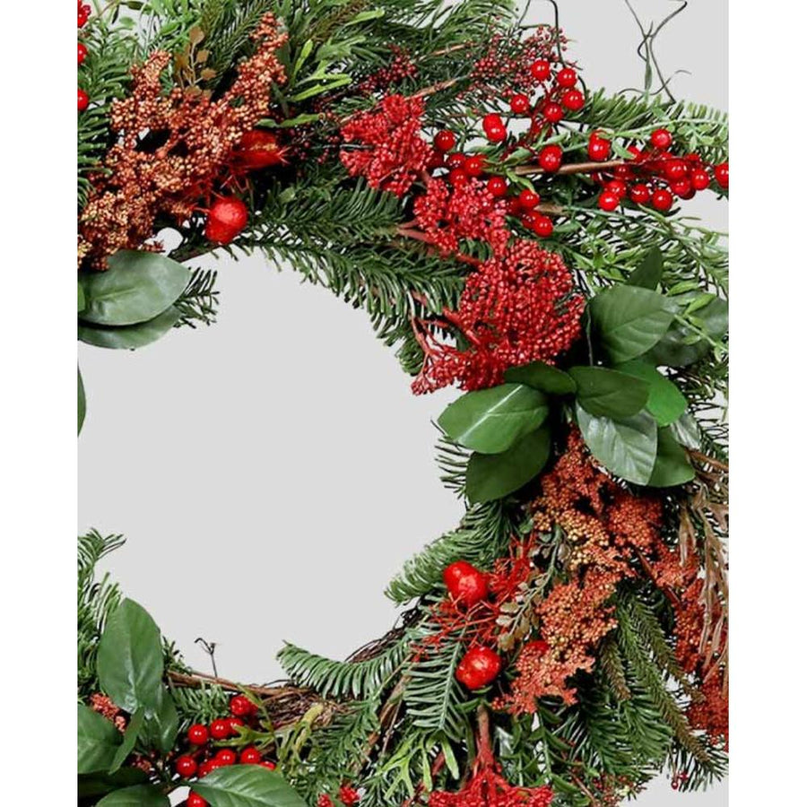 Mesterséges mű nobilis fenyőágakból, bukszuslevelekből és bogyókból készült karácsonyi koszorú ajtódísz.