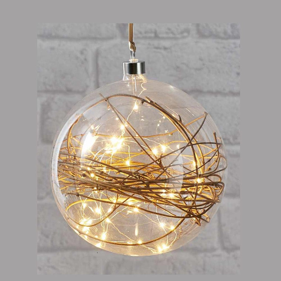 Áttetsző, nagyméretű, karácsonyi üveggömb, 40 darab LED égővel és gallyal a belsejében.