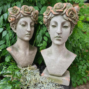 Óriás méretű, női mellszobor formájú, 55 cm magas, antikolt felületű, műgyantából készült kaspó büszt.