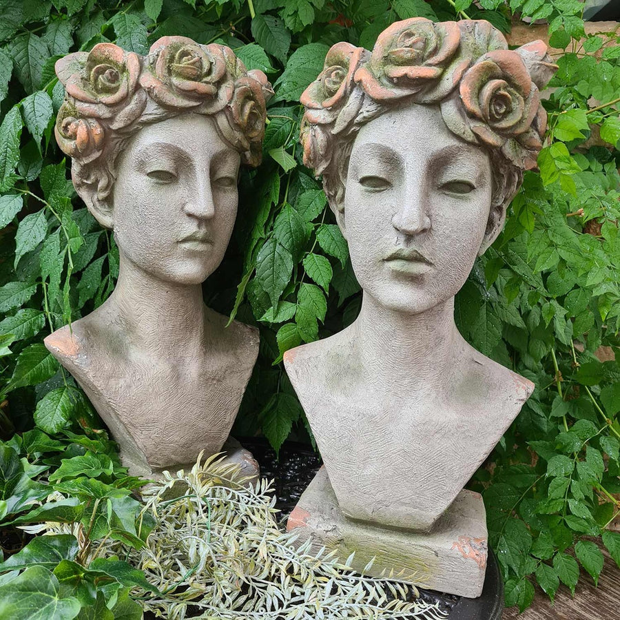 Óriás méretű, női mellszobor formájú, 55 cm magas, antikolt felületű, műgyantából készült kaspó büszt.