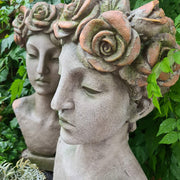 Óriás méretű, női mellszobor formájú, 55 cm magas, antikolt felületű, műgyantából készült kaspó büszt.