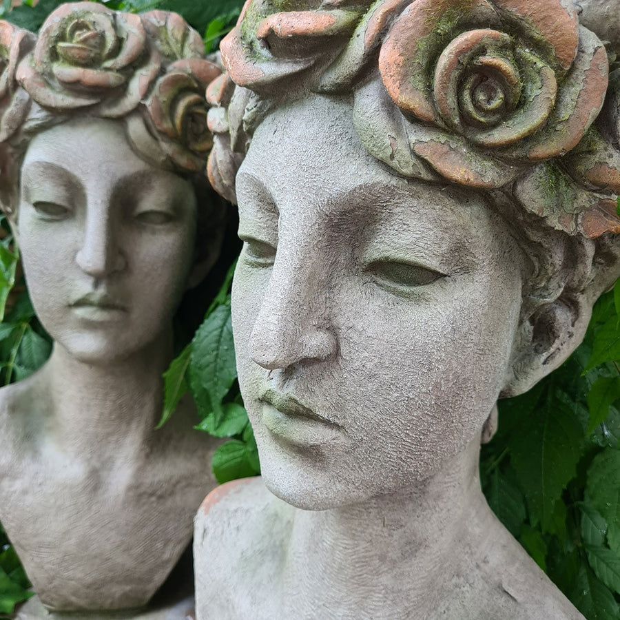 Óriás méretű, női mellszobor formájú, 55 cm magas, antikolt felületű, műgyantából készült kaspó büszt.