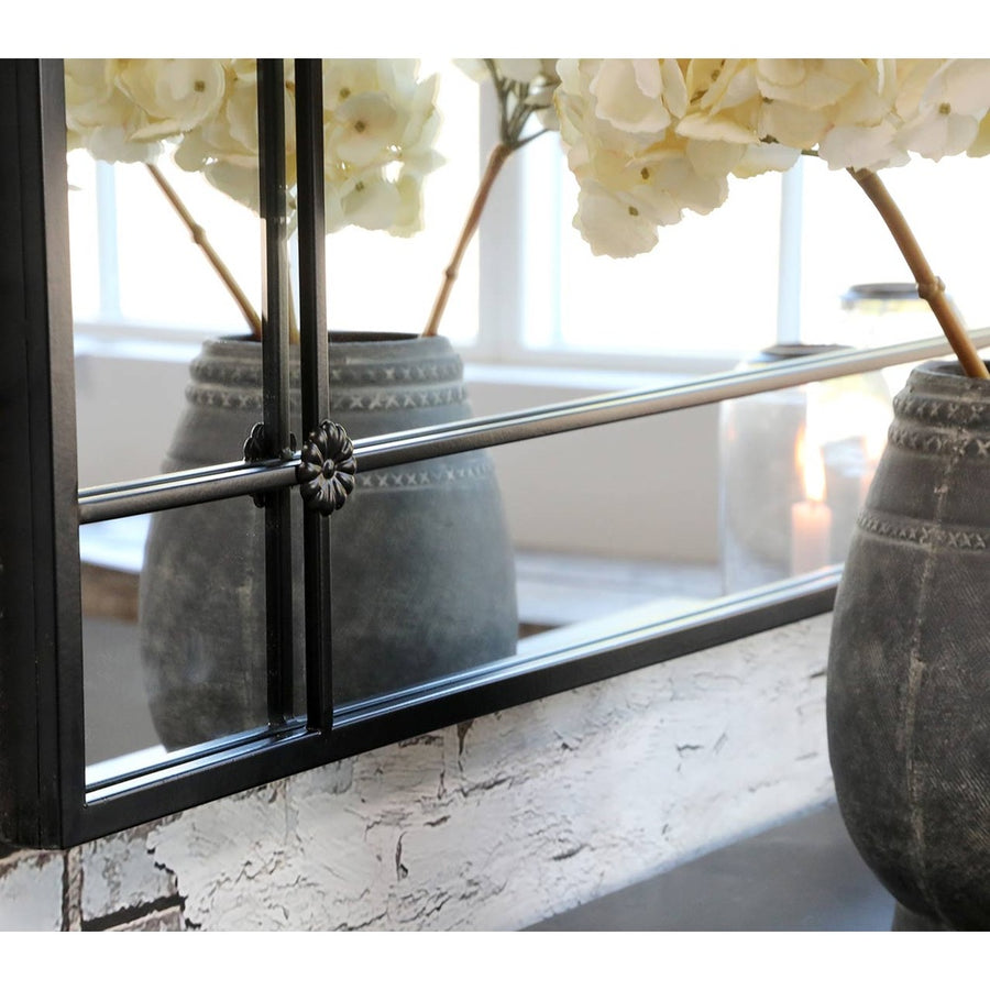 Feketeszínű, loft stílusú, falitükör fém osztata. 