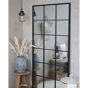 Feketeszínű, nagyméretű, 90 cm hosszú és 180 cm magas, fémből készült, loft stílusú falitükör.