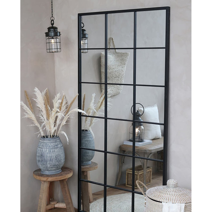 Feketeszínű, nagyméretű, 90 cm hosszú és 180 cm magas, fémből készült, loft stílusú falitükör.