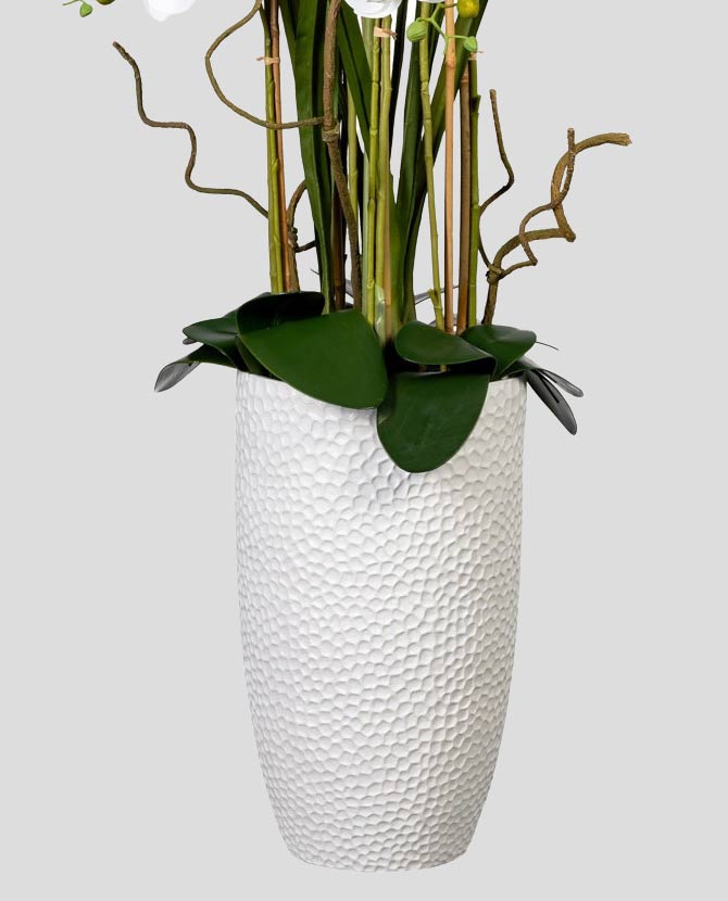 Fehér színű, cserepes mű orchidea, fehér színű kerámia kaspóban.