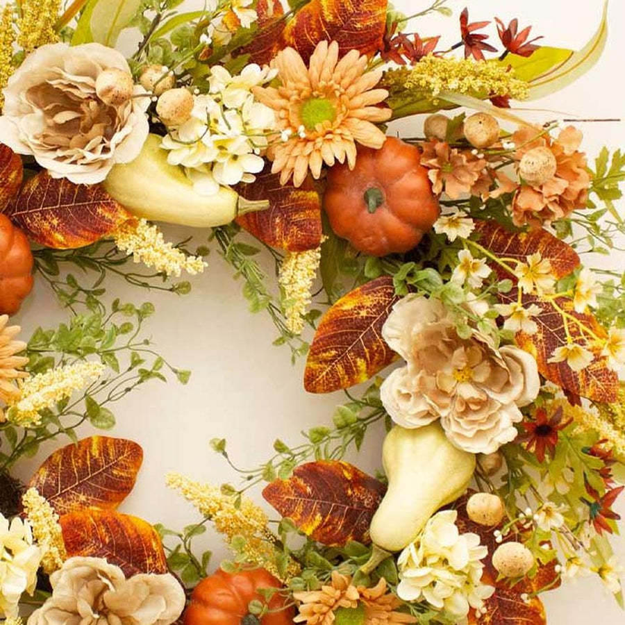 Exkluzív megjelenésű, őszi hangulatú, élethű kivitelezésű, 75 cm átmérőjű, vidéki vintage stílusú, mesterséges mű, dísztökös ajtókopogtató koszorú.