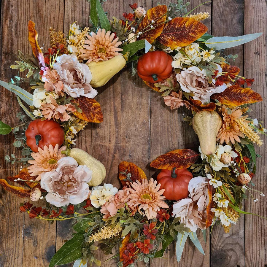 Exkluzív megjelenésű, őszi hangulatú, élethű kivitelezésű, 75 cm átmérőjű, vidéki vintage stílusú, mesterséges mű, dísztökös ajtókopogtató koszorú.
