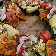 Exkluzív megjelenésű, őszi hangulatú, élethű kivitelezésű, 75 cm átmérőjű, vidéki vintage stílusú, mesterséges mű, dísztökös ajtókopogtató koszorú.