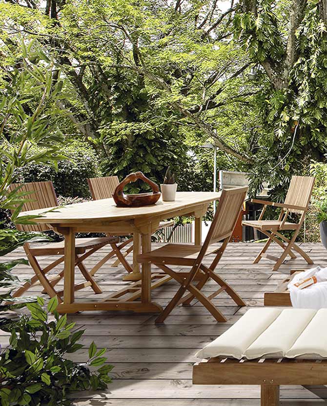 Prémium minőségű, mediterrán stílusú, összecsukható kézműves kerti teakfa karosszék  asztallal a dzsungelben 