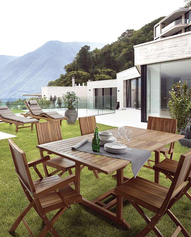 Prémium minőségű, mediterrán stílusú, összecsukható kézműves kerti teakfa karosszék  modern nyaraló kertjében 