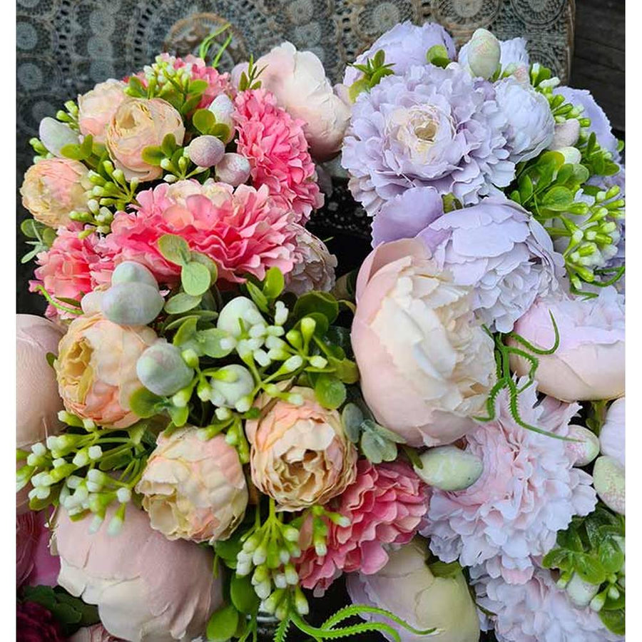 Élethű megjelenésű, mesterséges rózsaszín színű dáliából és pünkösdirózsából készült művirág csokor