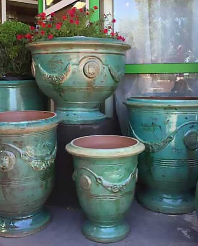 Prémium minőségű, patinás antikolt felületű, smaragdzöld színű kézműves Anduze kerámia kaspó tál a " Vase d'Anduze " kollekcióból
