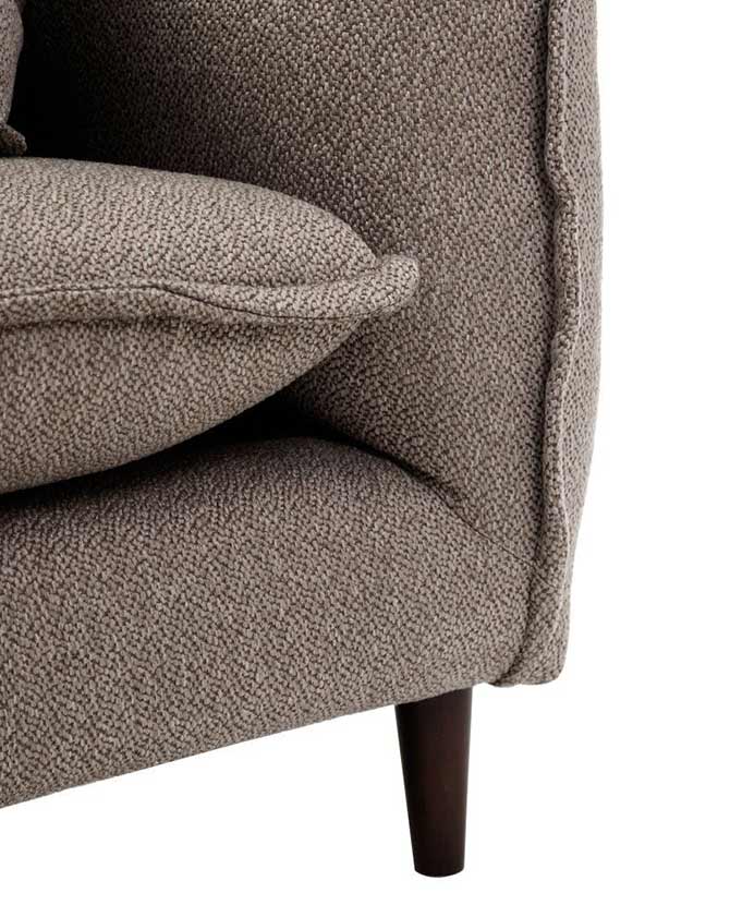 Prémium kategóriás, exkluzív megjelenésű, 225 cm hosszú, formatervezett modern stílusú 3 személyes bézs színű kanapé, kaucsukfa lábakkal