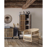 Prémium kategóriás, kortárs stílusú formatervezett rattan fotel, fehér színű pamut ülőpárnával