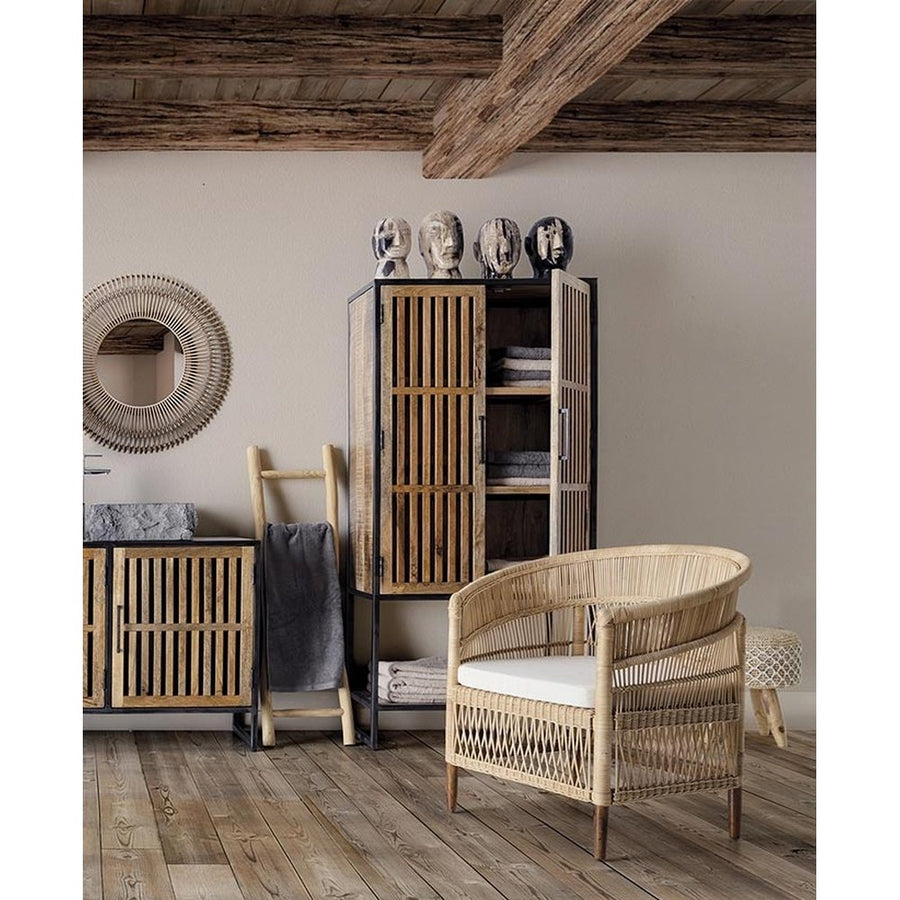 Prémium kategóriás, kortárs stílusú formatervezett rattan fotel, fehér színű pamut ülőpárnával