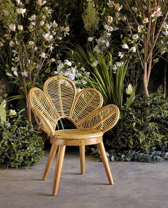 Prémium kategóriás, kortárs stílusú, formatervezett virág formájú rattan fotel, fehér színű pamut ülőpárnával 