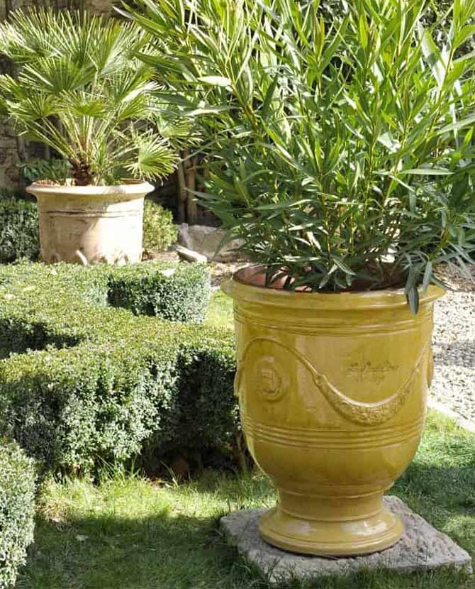 Prémium minőségű, tradicionális sárga színű mázas, kézműves Anduze kerámia kaspó a "Vase d'Anduze" kollekcióból