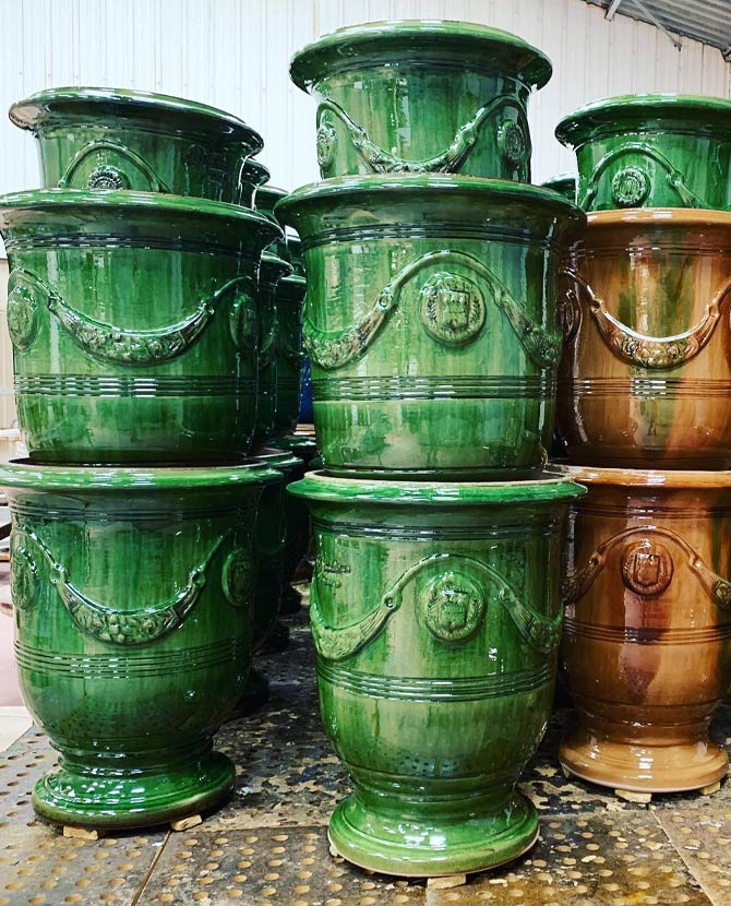 Prémium minőségű, tradicionális zöld színű mázas, kézműves Anduze kerámia kaspó a "Vase d'Anduze" kollekcióból