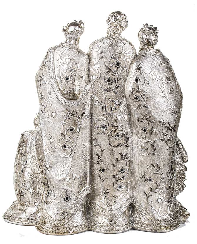 Prémium kategória, exkluzív megjelelésű, 40,5 cm magas, ezüst színű karácsonyi betlehem hátulnézeti képe