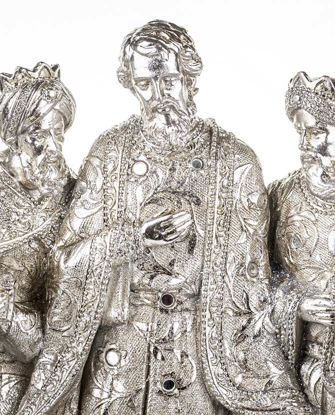 Prémium kategória, exkluzív megjelelésű, 40,5 cm magas, ezüst színű karácsonyi betlehem közeli képe a királyokról