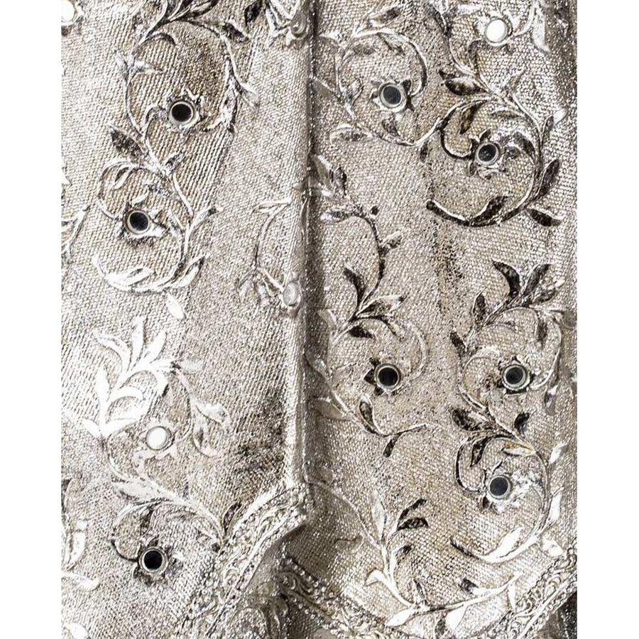 Prémium kategória, exkluzív megjelelésű, 40,5 cm magas, ezüst színű karácsonyi betlehem közeli képe a díszes ezüst színű ruháról