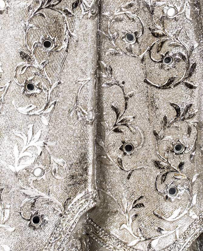 Prémium kategória, exkluzív megjelelésű, 40,5 cm magas, ezüst színű karácsonyi betlehem közeli képe a díszes ezüst színű ruháról