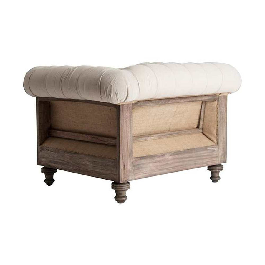 Prémium kategóriás, gyarmati stílusú, újrahasznosított trópusi fából készült, tört fehér színű szövettel kárpitozott fotel hátulnézeti képe 