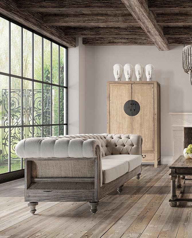 Koloniál stílusú, trópusi fából készült kanapé, vidéki stílusú nappaliban, nagy üvegablak előtt
