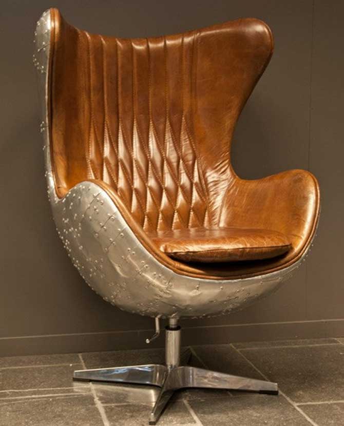Arne Jacobsen "Egg Chair" fotelje inspirálta kortárs stílusú, whiskey-barna bőrrel kárpitozott, tojásfotel alumínium burkolattal.