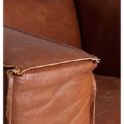 Vintage dohány színű bőrfotel karfa részlete.