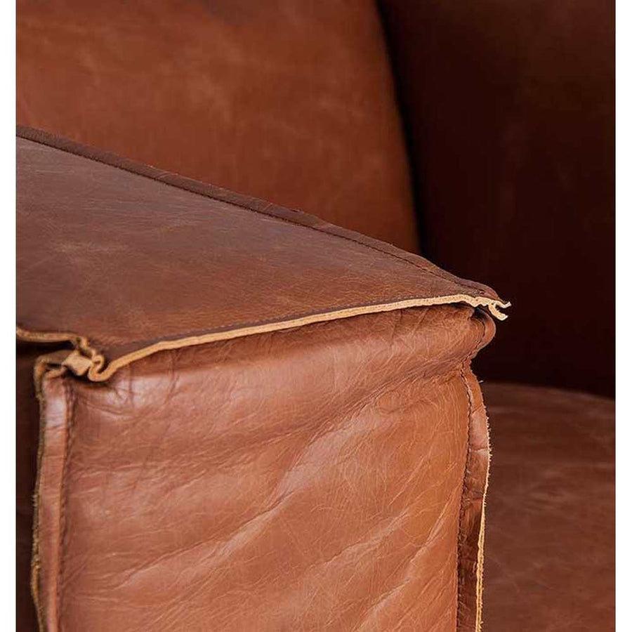 Vintage dohány színű bőrfotel karfa részlete.