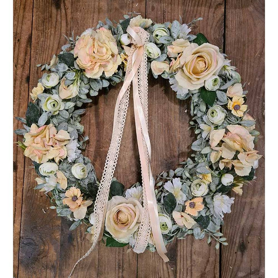 Élethű mesterséges művirágokból készült, ekrü színű csipkeszalagokkal díszített ajtókopogtató koszorú