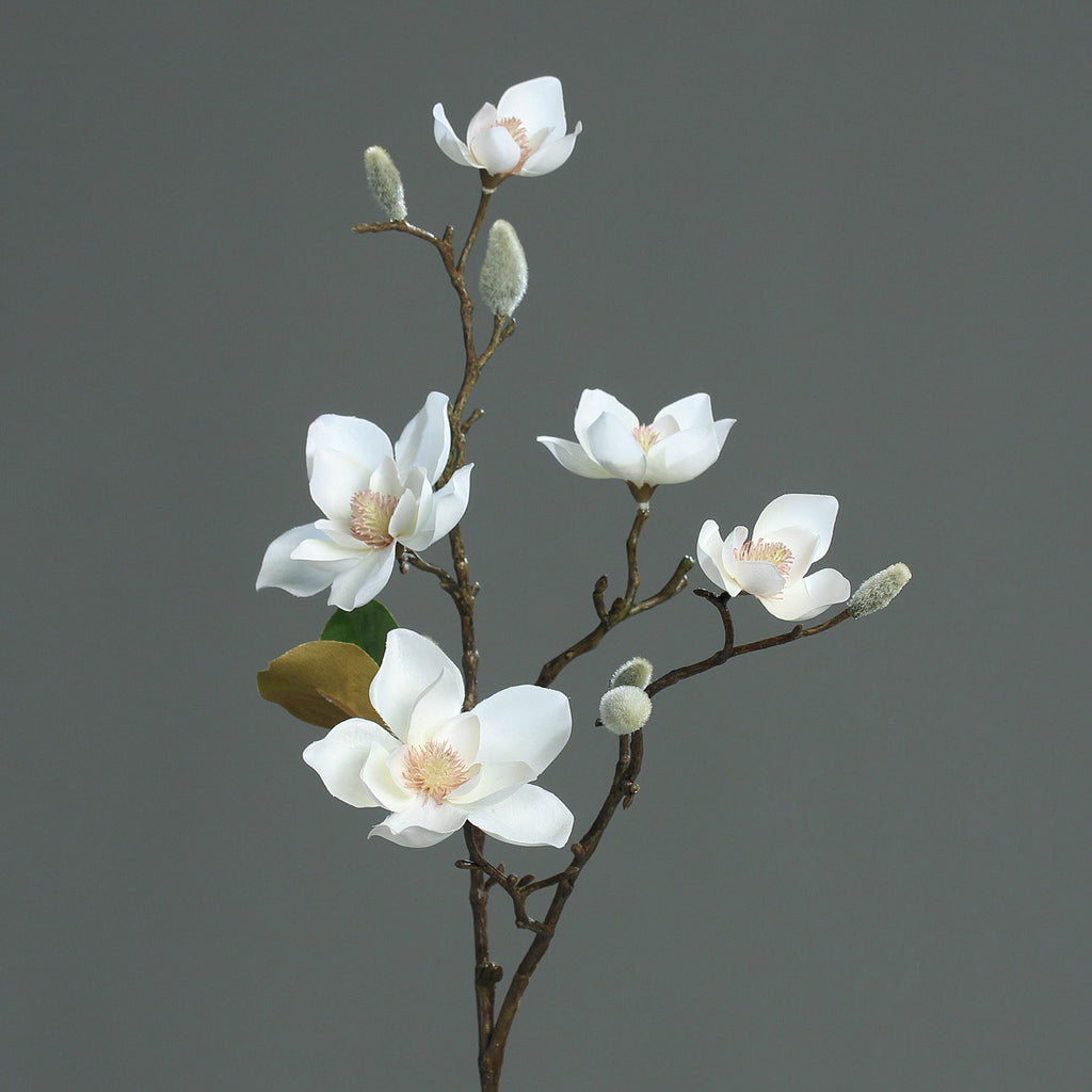 Élethű, fehér színű, virágzó magnólia művirág nyílt és rügyező virágokkal.