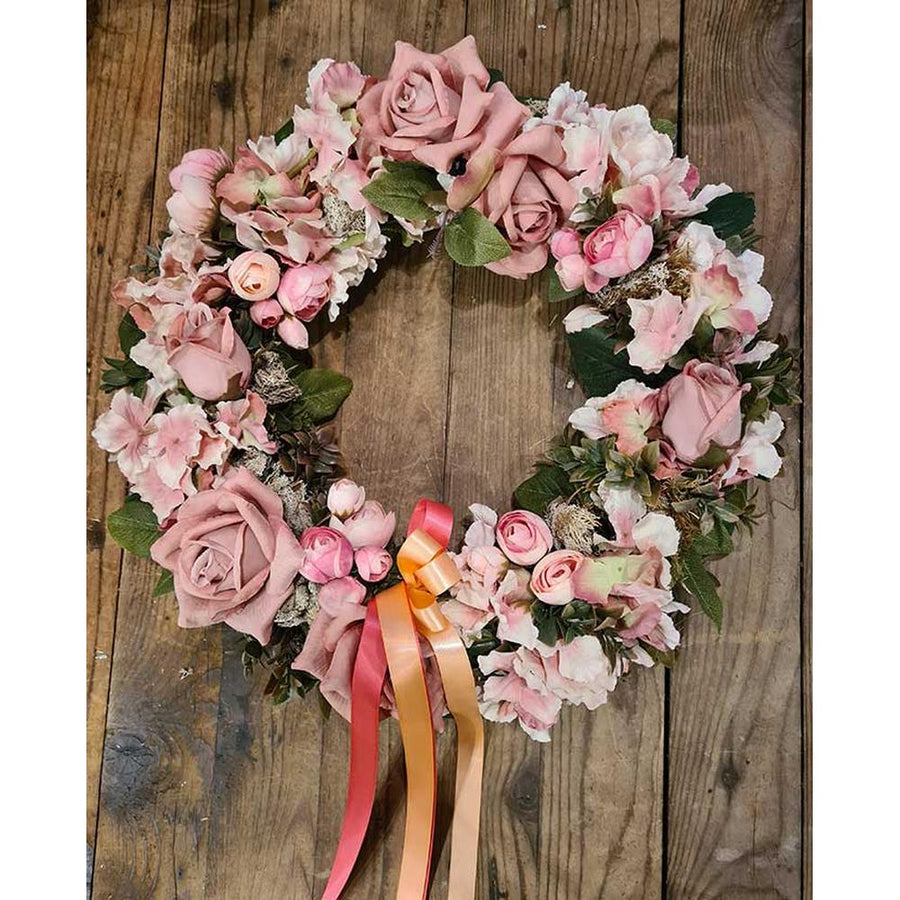 Élethű mesterséges művirágokból készült, szaténszalagokkal díszített nagyméretű ajtókopogtató koszorú