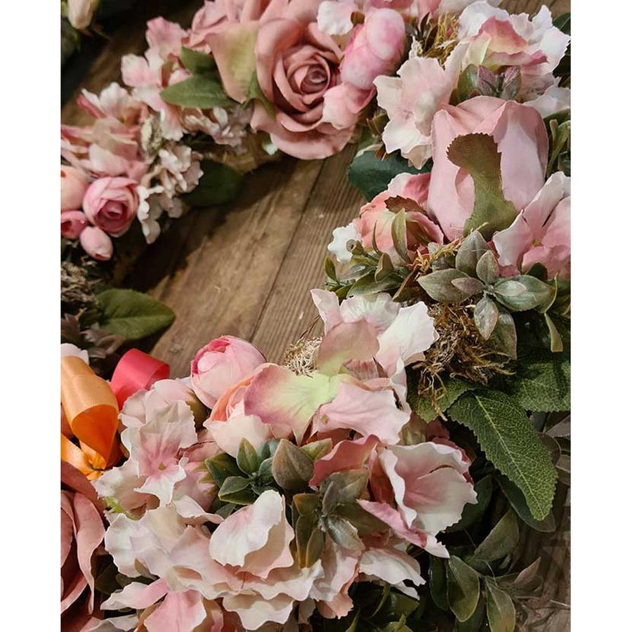 Élethű mesterséges művirágokból készült, szaténszalagokkal díszített nagyméretű ajtókopogtató koszorú