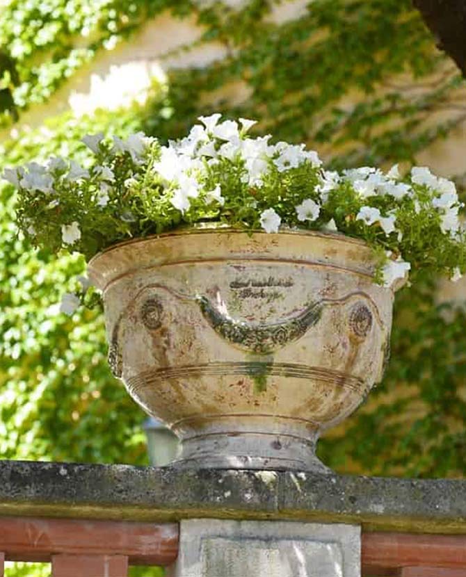 Prémium minőségű, patinás antikolt felületű, terrakotta színű kézműves Anduze kerámia kaspó tál a " Vase d'Anduze " kollekcióból