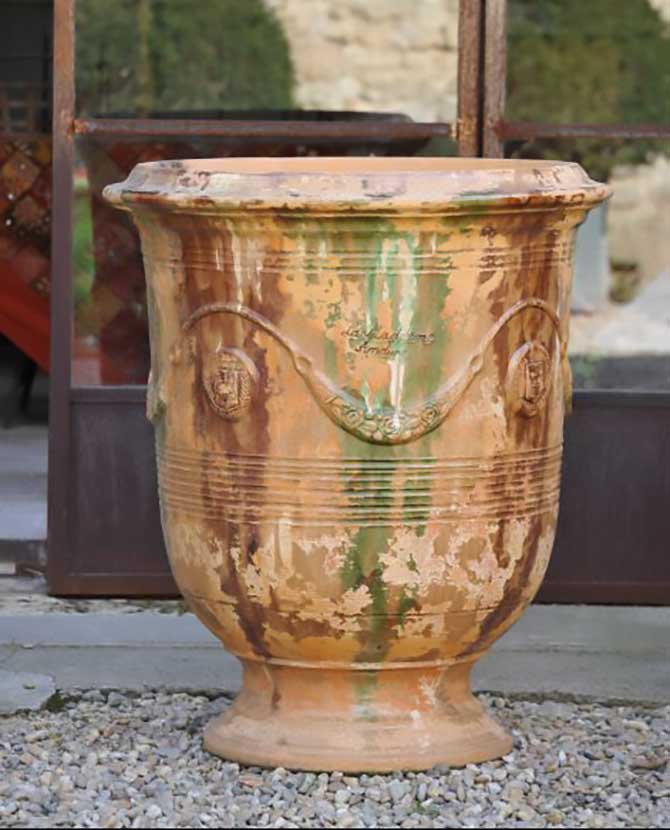 Prémium minőségű, patinás antikolt felületű, tradicionális tüzes okker színű, kézműves Anduze kerámia kaspó