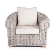 Mediterrán stílusú rattan fotel törtfehér színű párnával.